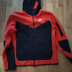 Nike tech fleece Storlek S - Nike hoodiejacka i rött och svart med hel dragkedja och huva. Fint skick i storlek S