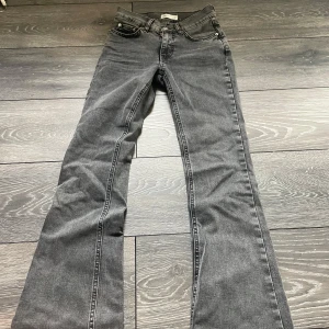 gråa bootcut jeans  - gråa bootcut jeans från Gina tricot stl 32, använd 1 gång så de är som nya. finns inga tecken på användning 