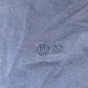 Hugo Boss T-shirt - Marin/mörkblå t-shirt från hugo boss, har ett litet hål (se bild 3)