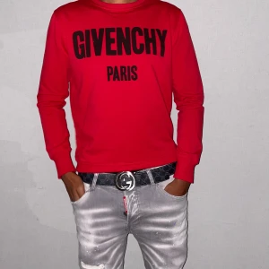 Givenchy paris tröja storlek XS - Säljer en givenchy tröja i storlek XS. Helt ny. Fin replika med grym kvalitet. Pris: 650kr. Först till kvarn 