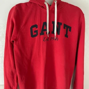 Röd vintage hoodie GANT  - Säljer en röd vintage hoodie från GANT i mycket bra skick. Står ingen storlek på den men sitter bra på mig som brukar ta S❤️