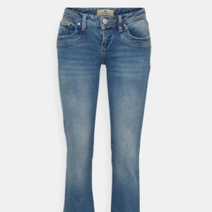Blå bootcut jeans från LTB - W26 L30 Snygga blå jeans från LTB med klassisk bootcut-modell. Jeansen har fem fickor, kontrastsömmar och en unik broderad bakficka. Perfekta för dig som gillar en avslappnad men trendig look.