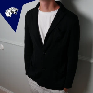 JOHN HENRIC KAVAJ - Stilig stickad kavaj från John Henric | Strl: S | Skick: 9/10 | Modellen är 181cm | Hör av dig om du har någon fundering! 