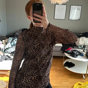 Top i leopardmönster - Leopard topp i mesh från B.Young. Polotröja. Storlek M, men sitter som en S. Fint skick!