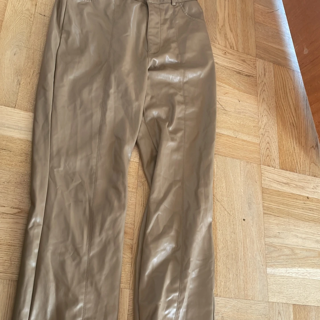 Beige skinnbyxor med dragkedja