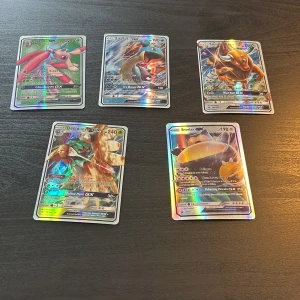 Pokémon GX-kort samling (5 st) - Samling med fem coola Pokémon GX-kort: Decidueye, Snorlax, Lapras, Tauros och Vikavolt. Perfekt för dig som vill boosta din samling med glittrande och kraftfulla kort! Alla korten har snygg holografisk finish och är i fint skick. Passar både samlare och spelare.