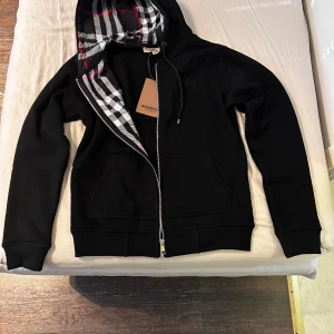 Svart burberry zip tröja  - Säljer min svarta burberry zip storlek S, jätte skön och fin, håller dig varm inför vintern och är väldigt snygg