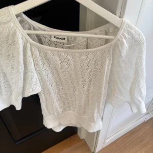 Vit spetsblus från Kappahl - Supersöt vit blus från Kappahl i storlek S med spetsdetaljer och mönstrad struktur. Aldrig kommit till användning.