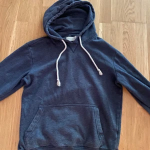 Tröja från pier one - Snygg hoodie från pier one i storleken xs, passar någon som är runt 170cm lång och väger 60 ish, sparsamt använd 