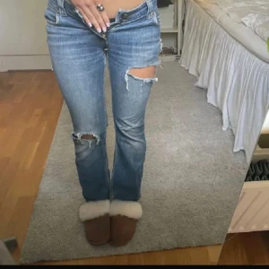 snygga jeans  - skit snygga  low waist jeans med revor, som jag köpte på vinted som var för korta på mig 💕💕 Midjemått = ca 37 cm, innerbenslängd = ca 74-75 cm! (Inte mina bilder!) 