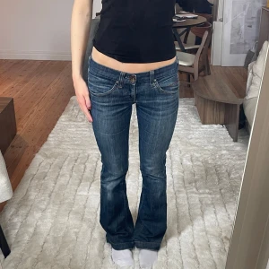 Miss sixty jeans!  bootcut jeans låg midja  - As snygga blåa bootcut jeans från miss sixty med låg midja! Midjemåttet är 88cm och innebenslängden är 82cm. Jag är 171cm🫶🏼 