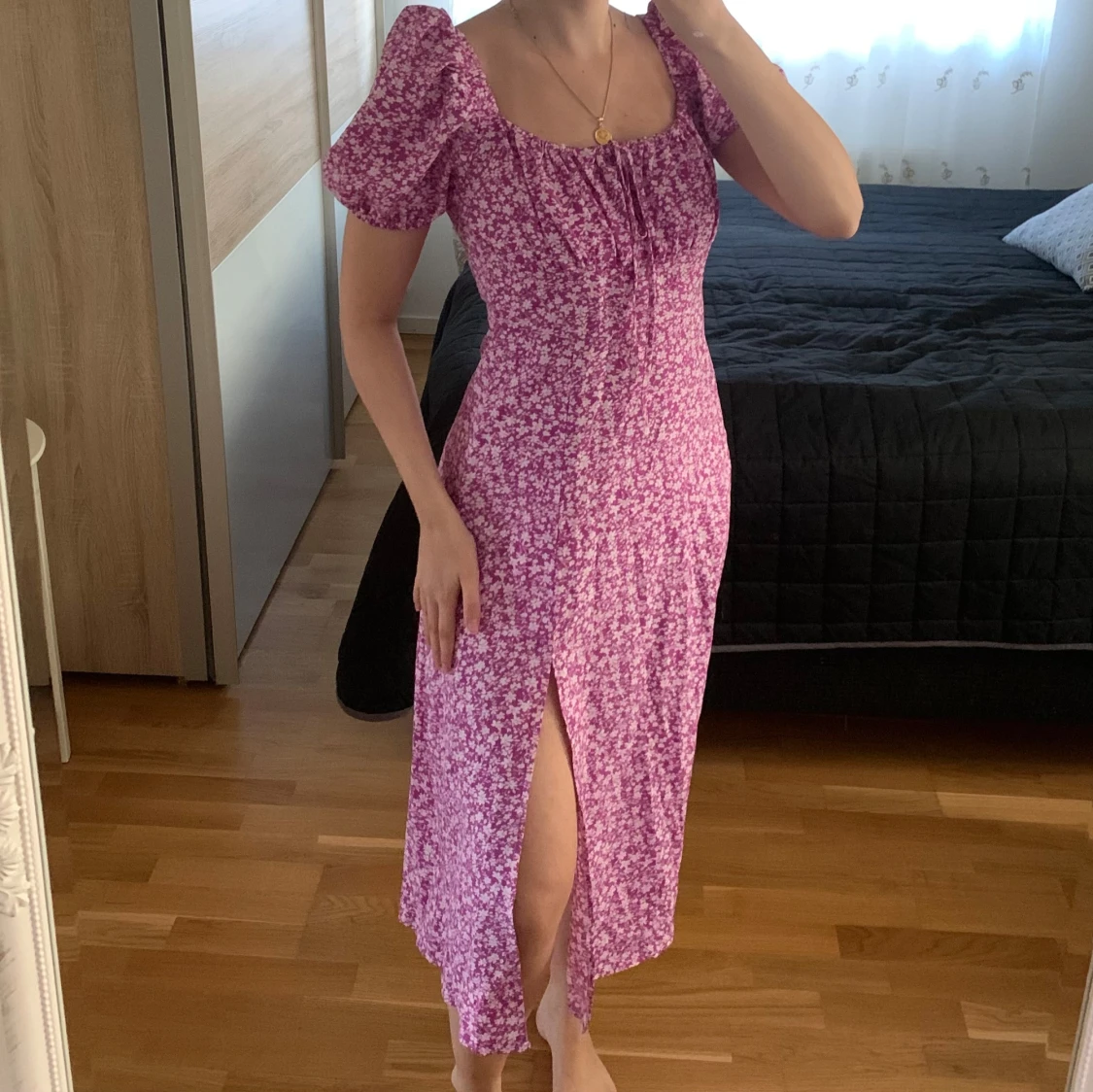 Lila blommig långklänning med puffärm - 1