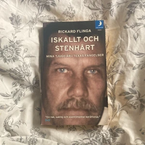 Bördor - En gripande och verklighetsbaserad berättelse om Rickard Flingas tuffa uppväxt i USA, livet i Texas och tiden i fängelse. Perfekt för dig som vill läsa om verkliga händelser, motgångar och vägen tillbaka. Passar unga vuxna som söker starka och inspirerande livsöden.