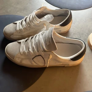 Philippe Moddel skor - Tja! Säljer nu mina riktigt snygga phlilppe moddel skor . Skicket är väldigt bra knappt använda (9/10) Köptes här på plick för cirka 1 månad sen för 2450, säljs för dom inte passade mig riktigt. Har inte  använd dom för ofta och har tgaigt hand om dom fint! Kom gärna pm för med frågor/bilder😀