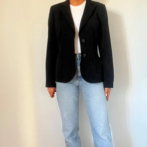 Kavaj - Super snygg kavaj. Vintage men i nyskick. Sitter väldigt fint på🤍strl 40 men jag har S och passar mig bra