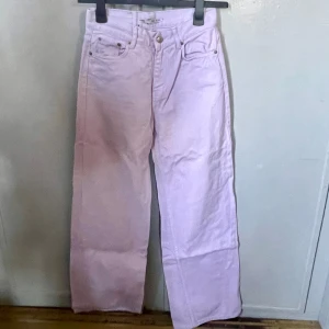 Rosa/lila wide leg jeans - Junkyard - Långa syrenlila/ rosa wide leg jeans från Junkyard, storlek 26. Säljer pga de är alldeles för långa för mig, i bra skick. Nypris 499kr.
