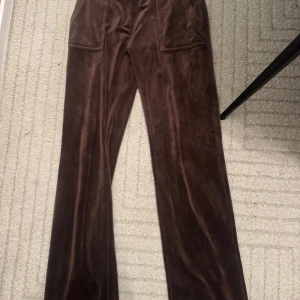 Juicy - Säljer min juicy byxor då dom inte kommer till användning längre. Använda fåtal gånger och i bra skick🥰