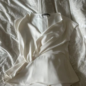 Vit omlottopp från Zara  - Vit omlottopp från Zara köpte den på Plick, men var för liten så därför säljer jag, den ser ut som ny, storlek XS, säljer för 200 + frakt 