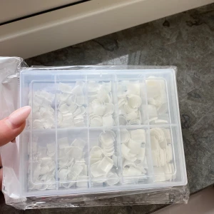 Nageltippar square - Oöppnad. Korta square nageltippar (man slipper fila sin egen form). Skriv om du är intresserad❤️