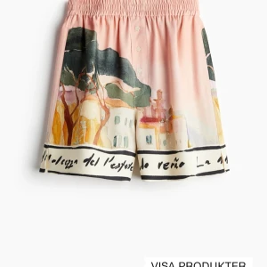 Sökes!! Rosa höga shorts från H&M med konstnärligt tryck - Sökes i Stl S (eventuellt XS el M beroende på passformen)