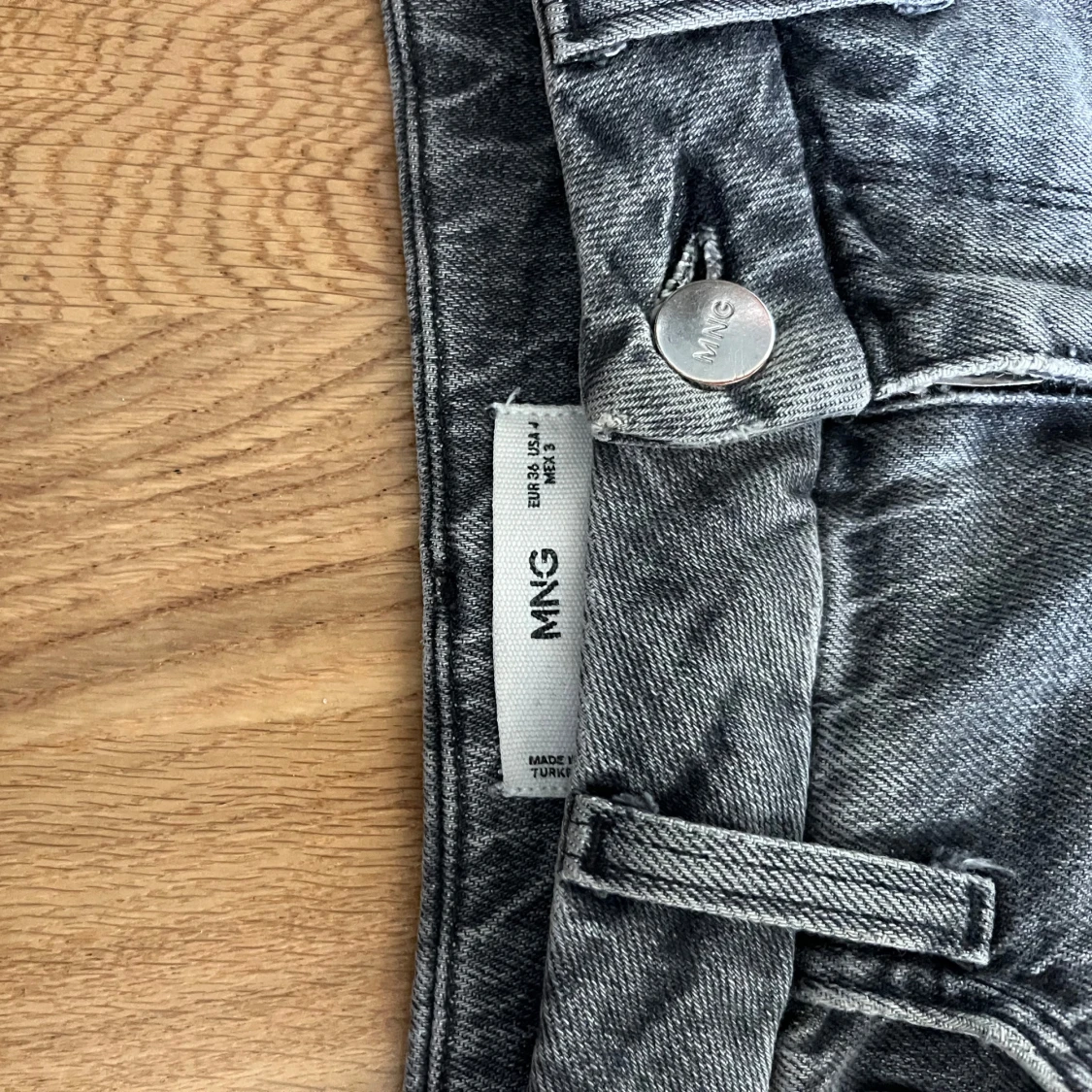 Grå bootcut jeans från Mango - 3