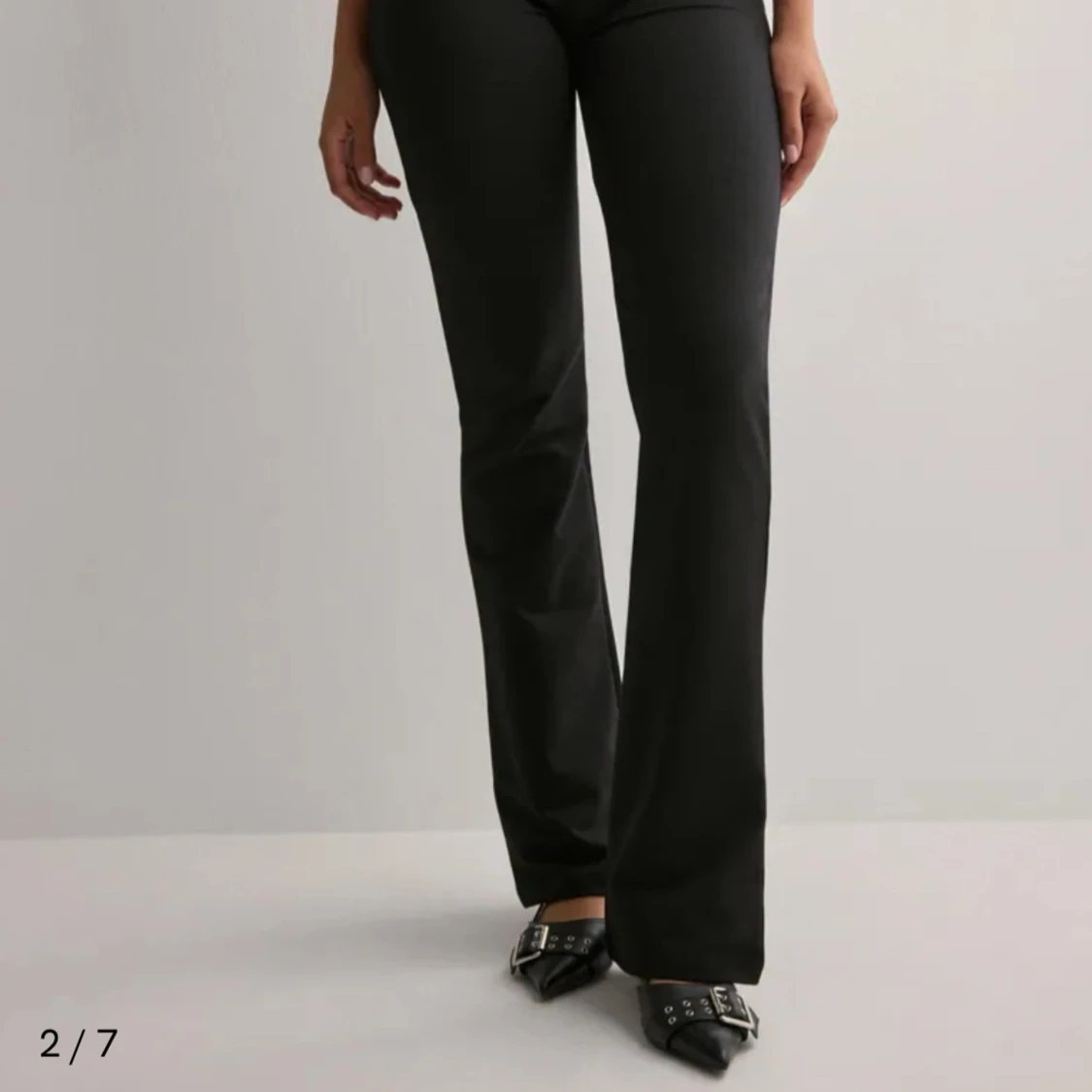 Svarta bootcut byxor med hög midja