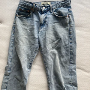 Ljusblå jeans från Woodbird - Blåa trendiga jeans i rak modell, passar till de mesta. Str 27-30