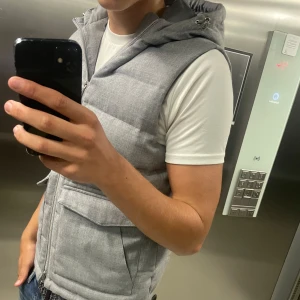 Grå Stenströms väst - Säljer nu denna eftertraktade Stenströms väst som inte går att få tag på längre. Västen är i storlek M och i nyskick. Västen har en luva vilket innebär att den är perfekt nu inför lite kyligare dagar! Priset ej hugget i sten vid snabb affär. Passar dig mellan 180-190