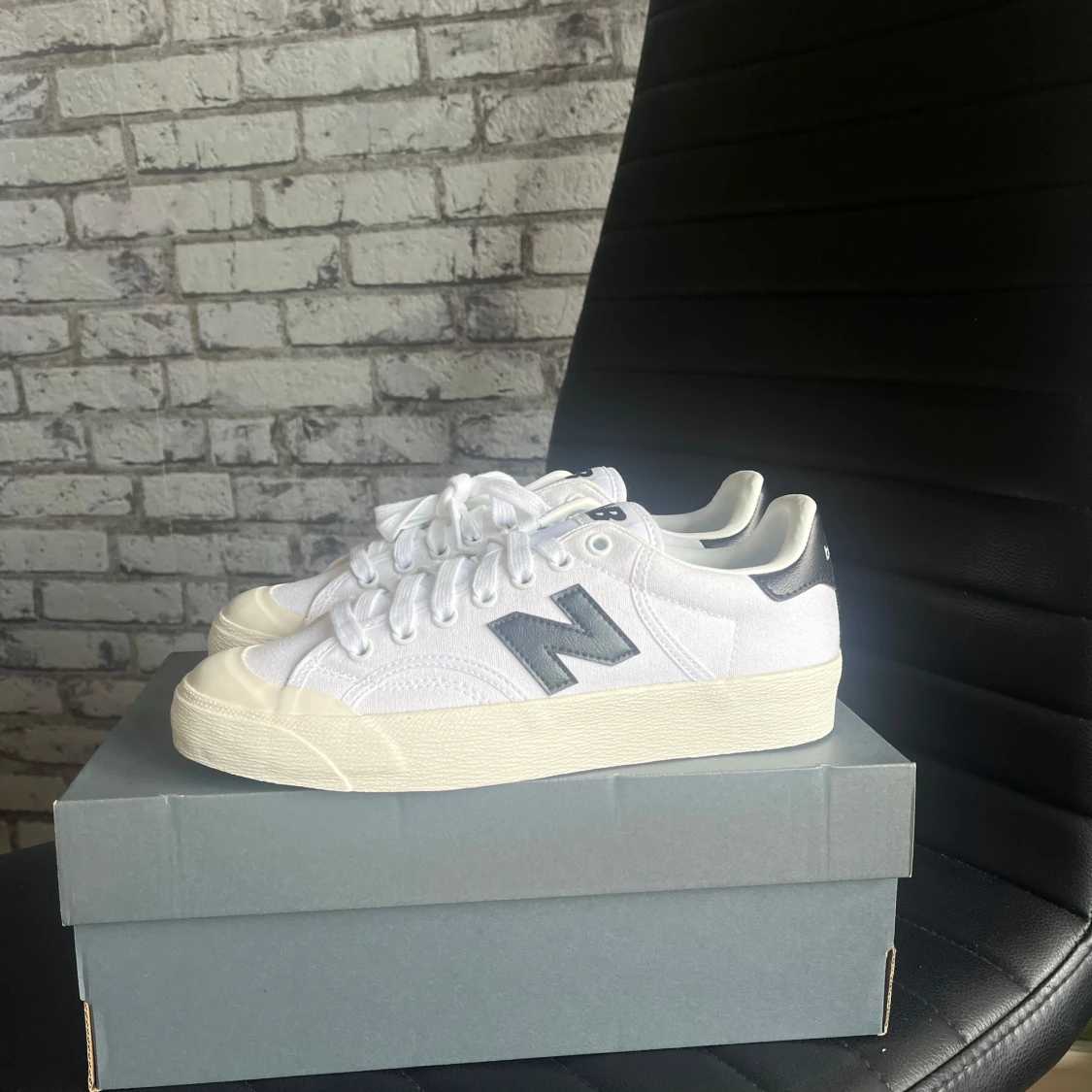 Vita New Balance sneakers med grå detaljer - 2