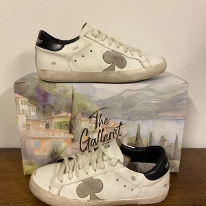 The gallerist sneakers (byta går också) - The gallerist skor med svart häl. Storlek 40. De är använda fåtal gånger (nyskick)! Kom med prisförslag!Box medföljer vid köp. Hör av er vid minsta fundering!