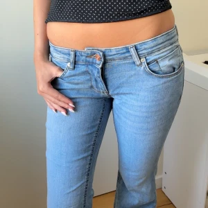 Lågmidjade jeans - Skit snygga lowwaist jeans från only. Storleken står på lappen i andra bilden, men passar S och möjligtvis M då materialet är ganska stretchigt. Möts gärna upp i Stockholm och går även ner i pris då
