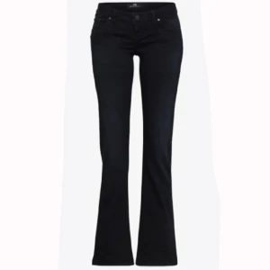 Svarta ltb jeans valerie - Säljer ett par svarta lågmidjade jeans från ltb. De är i storlek 27/32🤗