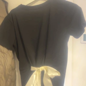 Snygg top med en rosett på ryggen!  - Jätte fin och snygg top! Passar till Stockholmstil eller boho. 