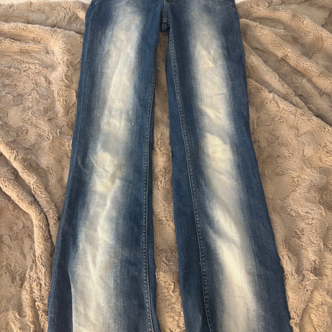 Blå bootcut jeans från Cheap Monday