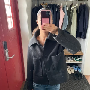Svart kappa - Säljer en svart kappa från Kappahl. Använd ett fåtal gånger. Nypris 800kr💕(smutsig spegel, plaget har inga defekter)
