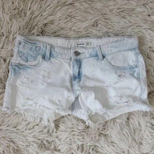 Ljusblå jeansshorts Stradivarius - Skitsnygga lowrise jeansshorts som tyvärr var för stora för mig!! Midja 38 cm rakt över💕💕 Bilderna är från personen jag köpte av!