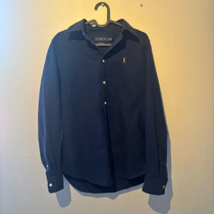 Ralph Lauren skjorta - Bra skick, använt ett fåtal gånger men inga defekter. Storlek M men passar S. Sitter bra på mig som är 174. Skriv för fler frågor elr bilder 😁