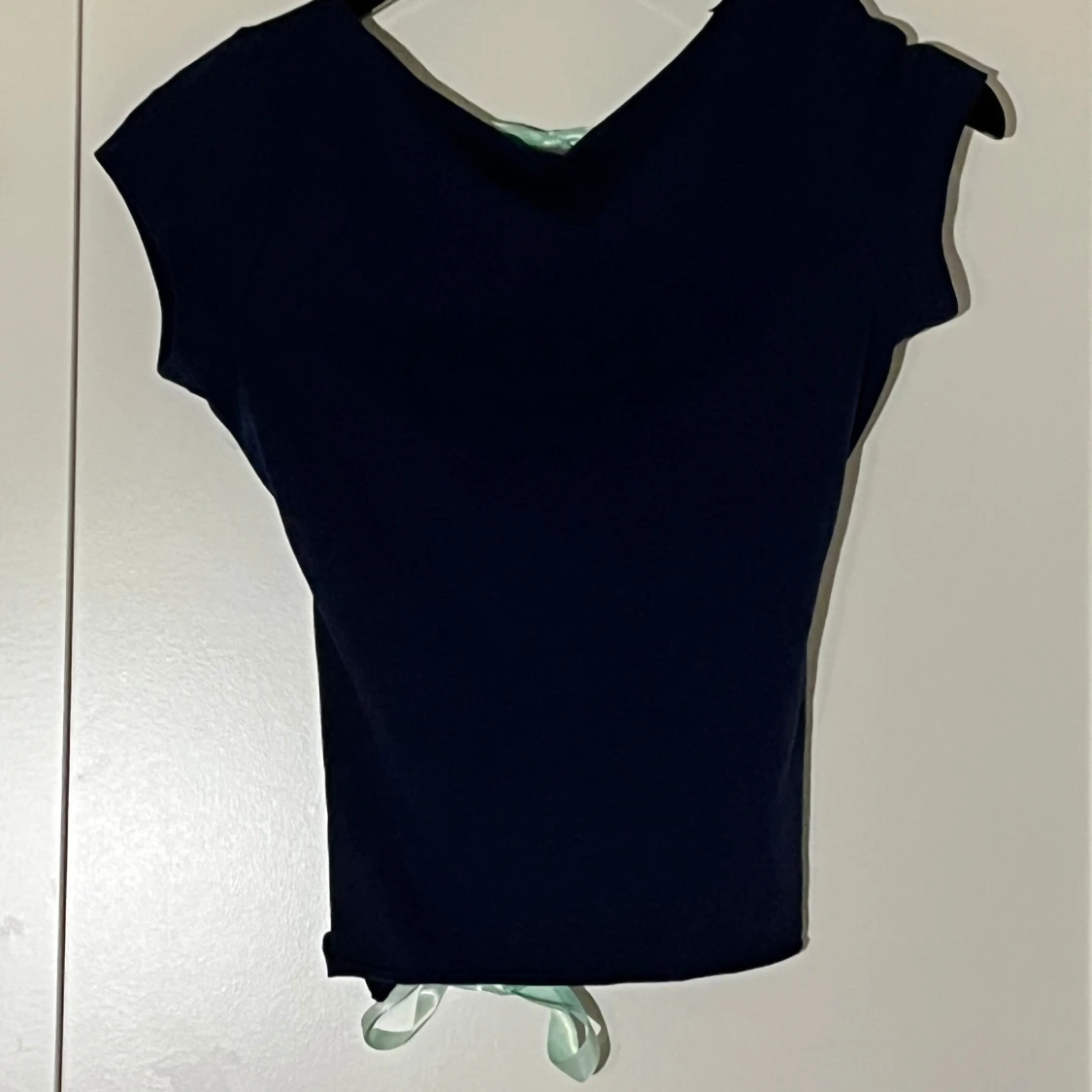 Mörkblå topp med mintgröna rosetter - 1