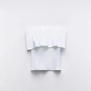 Vit tubtopp med volang - Säljer denna vita volang tubtoppen då den inte kommer till andvändning längre! Kom privat för fler bilder