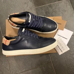 Burberry skor - Burberry skor i storlek 40. Använda fåtalgånger så därav i jätte fint skick. Box samt kvitto ✅ från nk medföljer. Skriv gärna vid funderingar 