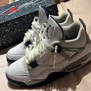 Jordans 4 - Säljer nu mina Jordans jag köpte för 2 år sedan från soleplus (givetvis äkta) man kan knappt se att de är använda. De har bara stått i garderoben de senaste året så nu tänkte jag ta o sälja de köpte de för 4699 så tänker mig ungefär lite mer än hälften kan även sänka mig vid snabb äffär så kom med bud. Hör av er för mer bilder eller andra funderingar 