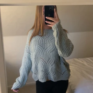 Grön stickad tröja - säljer denna fina fina tröjan pga att den inte kommer till användning längre 🩷 den är i storlek M men passar mej som bör storlek XS
