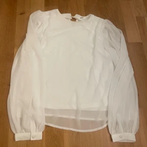 Vit blus - Supersöt vit blus i mesh material, jätte luftig ock skön! Passar perfekt till allt. I storlek 36 men passar s/m. Använd ca 2 gånger och i mycket bra skick! Original pris: 599kr🤩🤩