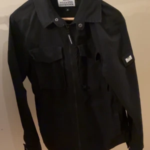 Weekend offender overshirt - En svart weekend offender overshirt storlek S. Jackan är i perfekt skick. Bra nu till hösten när det börjar bli lite kallare så passa på! Priset är ej hugget i sten så kom gärna med bud!
