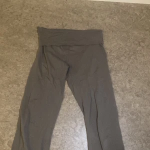 Grå mjukisbyxor från Nelly XS - Grå mjukisbyxor från Nelly i storlek XS. Byxorna har en bred, vikt midja och är tillverkade i ett mjukt och stretchigt material som är perfekt för chill dagar. 
