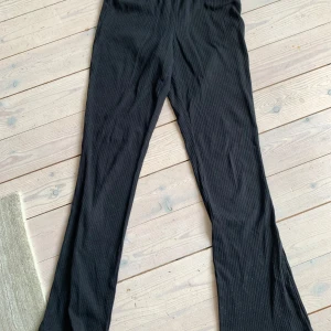 Svarta mjukisbyxor flare - Byxorna är använda ett fåtal gånger o säljer pga att den inte kmr till användning💗 Byxorna är från ”xoxo other stories” och är i storlek 170!