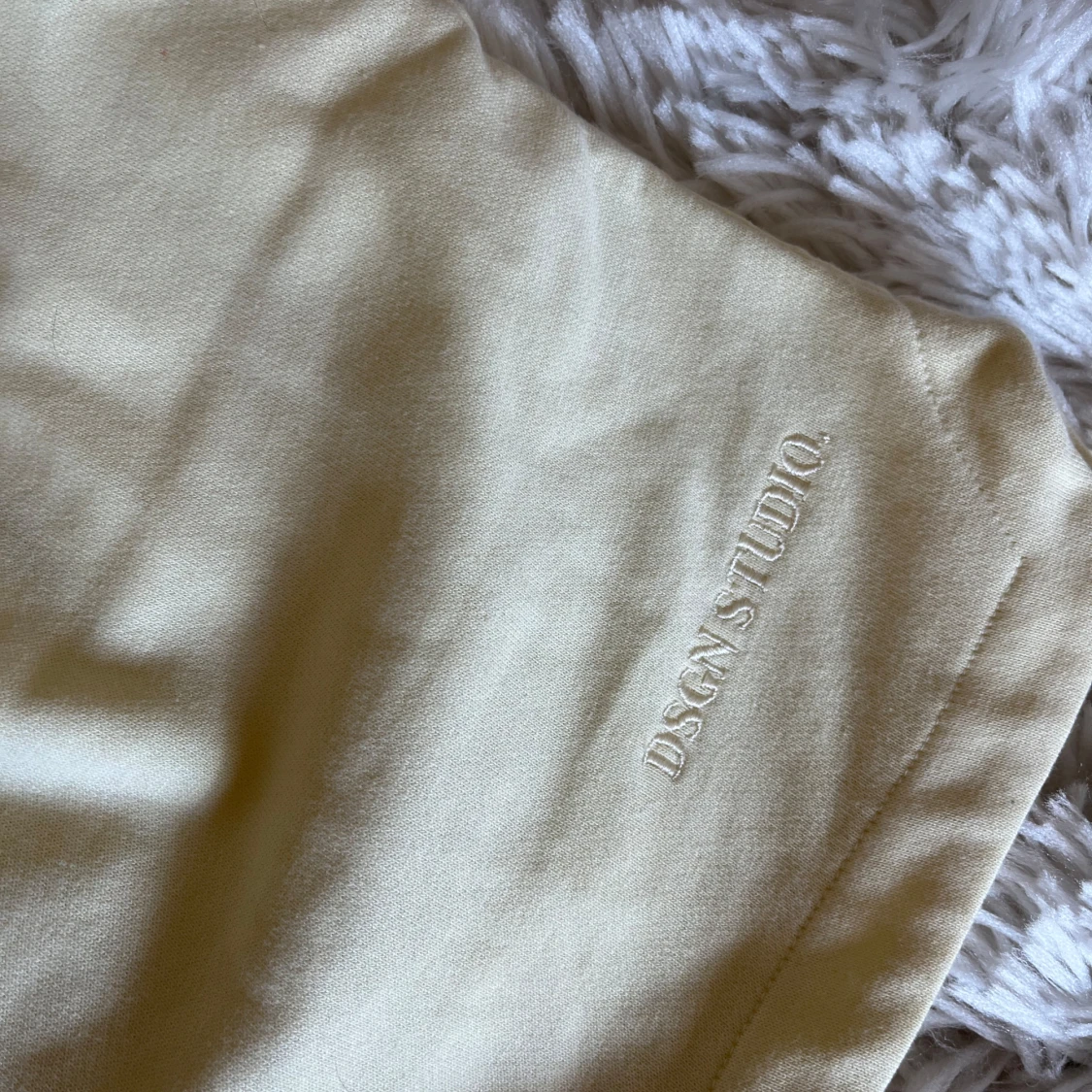 Ljusgult mjukisset från Boohoo DSGN Studio - 1