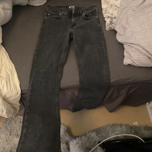 Svarta bootcut jeans snygga - Säljer ett par svarta jeans från lager 157 dem är i storlek XS short lenght och sitter jätte fint på dem är som nya 
