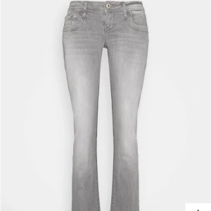 Grå bootcut jeans från LTB - Snygga grå jeans från LTB i modellen Valerie med bootcut och låg midja. Klassisk femficksdesign, diskreta sömmar på bakfickorna och mjukt denimtyg. Perfekta för dig som gillar en avslappnad men ändå trendig look. Säljer endast för bra pris! 