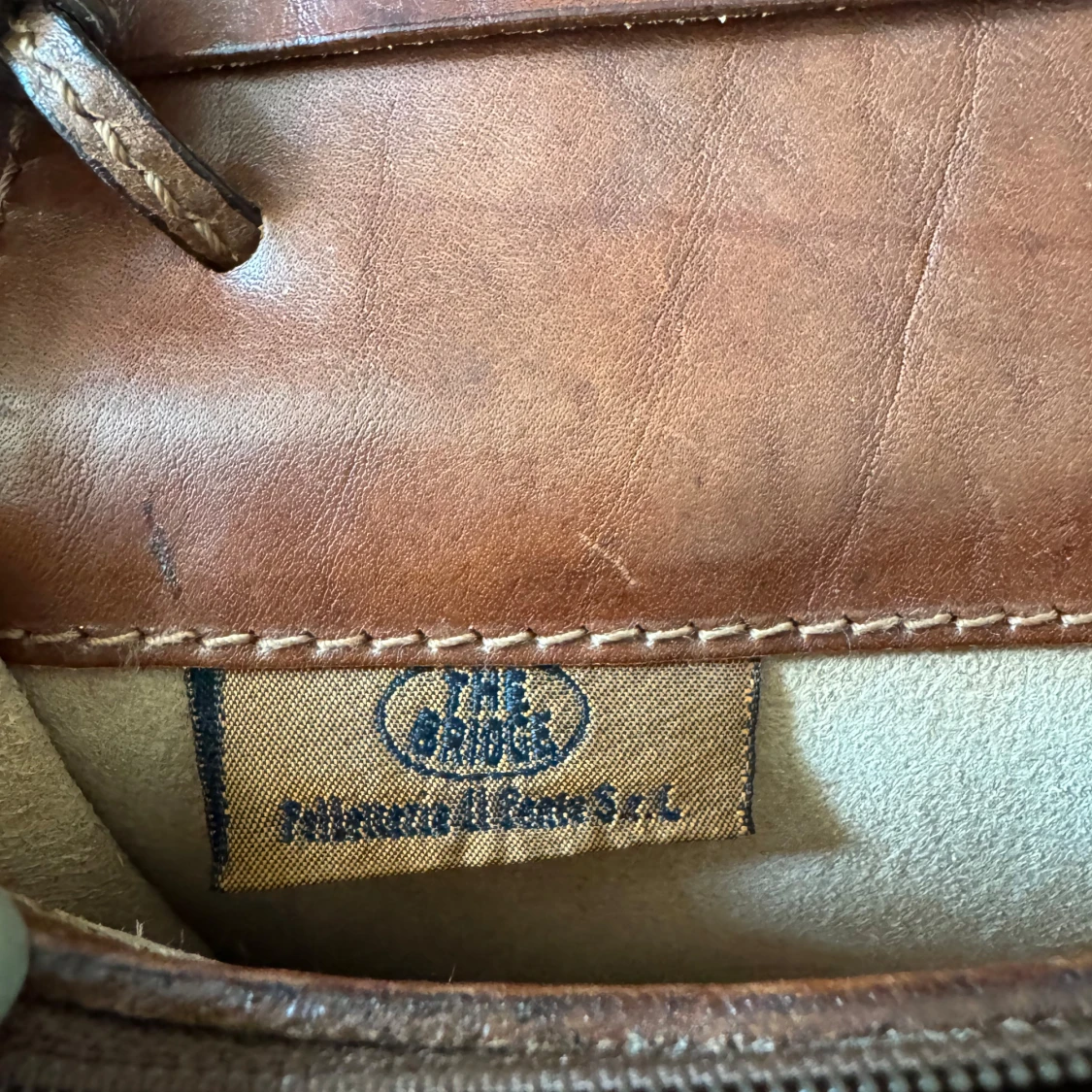 Brun axelväska i äkta skinn från The Bridge - 3